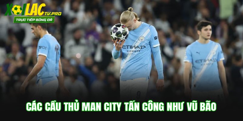 Các cầu thủ Man City tấn công như vũ bão